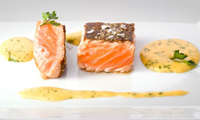salmon a la plancha con salsa bearnesa
