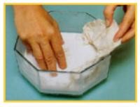 ¿Cómo Hacer un Macetero con una Lata? Sumergir la tela