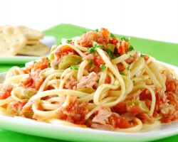 Aprende a hacer una pasta con atún y verduras
