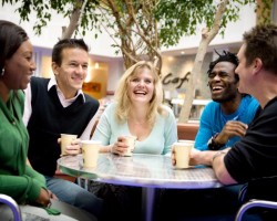 Cómo conocer gente: Claves, Sitios y Tácticas Cómo conocer gente: Claves, Sitios y Tácticas