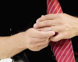 Cómo sacar un anillo atascado en el dedo Cómo sacar un anillo atascado en el dedo