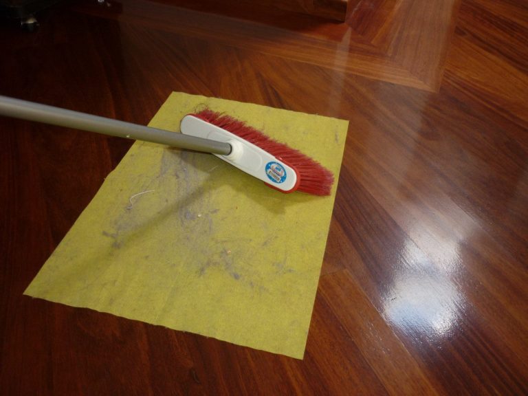 Cómo limpiar pisos flotantes de madera