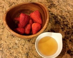 Cómo hacer una máscara facial de fresas y miel Cómo hacer una máscara facial de fresas y miel