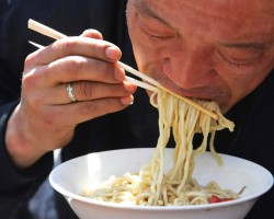 Cómo comer bien con los palitos chinos