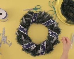 Cómo hacer un adorno navideño para la puerta